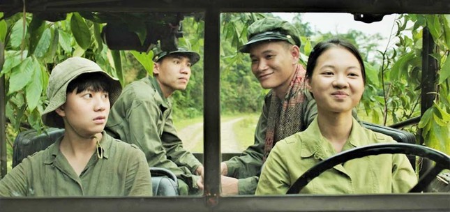 Phim "B&igrave;nh minh đỏ" của đạo diễn, NSND Nguyễn Thanh V&acirc;n được chiếu trong tuần phim kỷ niệm 80 năm Đề cương về văn h&oacute;a Việt Nam.