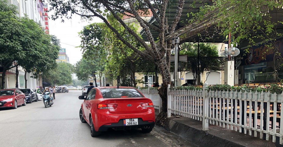 H&agrave;ng r&agrave;o sắt, m&aacute;i che ki&ecirc;n cố tại nh&agrave; h&agrave;ng Mai Hương, phường Vạn Ph&uacute;c