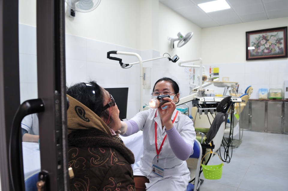 Quận Hoàn Kiếm: Người dân xúc động được khám, chăm sóc sức khoẻ miễn phí - Ảnh 1