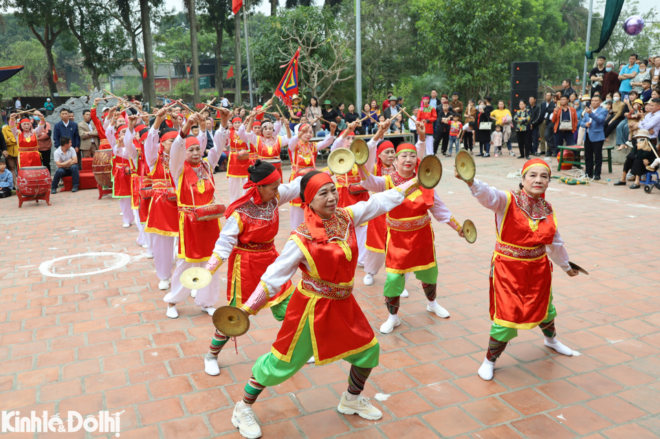 Đ&uacute;ng 14 giờ, Lễ hội được diễn ra với mở m&agrave;n l&agrave; m&agrave;n biểu diễn trống hội tỏng sự n&aacute;o nhiệt v&agrave; h&agrave;o hứng của người d&acirc;n th&ocirc;n Đường Y&ecirc;n.