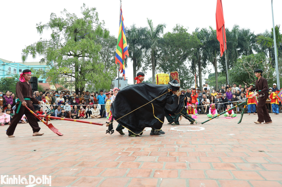 Phần thi "thi c&agrave;y&rdquo; tr&ecirc;n s&acirc;n gạch đ&ograve;i hỏi hai người đ&oacute;ng giả tr&acirc;u v&agrave; người c&agrave;y cũng như người dẫn đường phải hết sức th&ocirc;ng minh v&agrave; kh&eacute;o l&eacute;o.