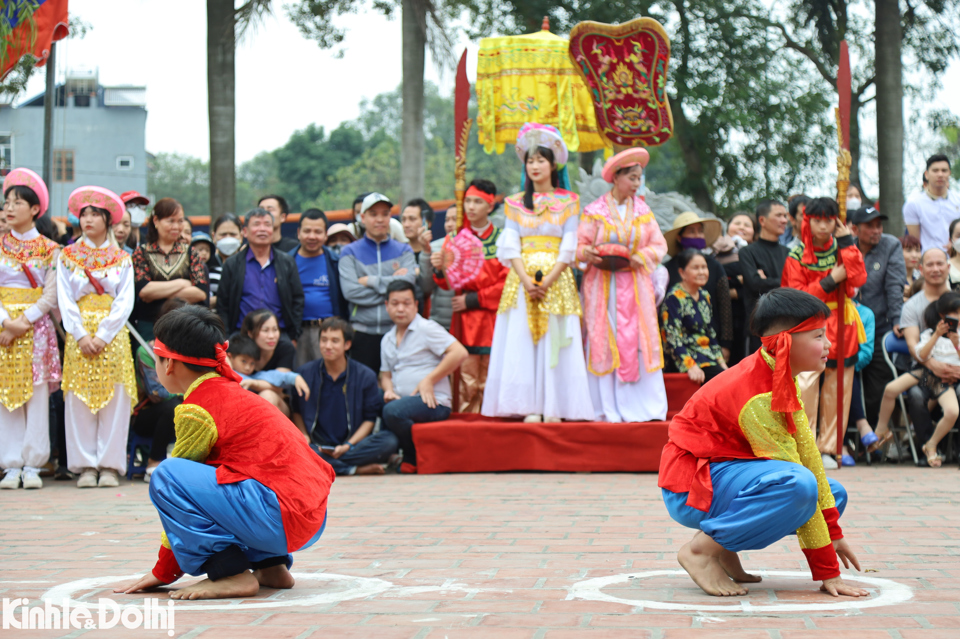 Ph&agrave;n thi "c&acirc;u ếch" - &nbsp;người đ&oacute;ng giả l&agrave;m ếch l&agrave; c&aacute;c em nhỏ. Ban gi&aacute;m khảo sẽ chấm điểm cao cho những &ldquo;ch&uacute; ếch&rdquo; nhảy khỏe, nhảy nhanh. Ngo&agrave;i ra, phần thi&nbsp;ch&oacute; tr&ecirc;n ch&otilde;ng, người n&agrave;o chọc ch&oacute; k&ecirc;u to, người đ&oacute; thắng cuộc năm 2023 kh&ocirc;ng tổ chức.