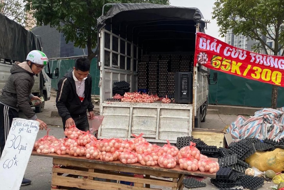 Trứng gà giá rẻ được bày bán trên đường Dương Đình Nghệ. Ảnh: Hải Bình