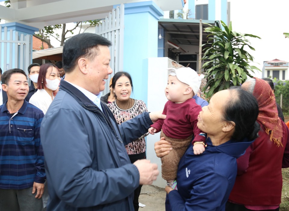 B&iacute; thư Th&agrave;nh ủy Đinh Tiến Dũng c&ugrave;ng c&aacute;c đồng ch&iacute; l&atilde;nh đạo TP trực tiếp gặp gỡ, trao đổi, lắng nghe &yacute; kiến, kiến nghị của người d&acirc;n tr&ecirc;n địa b&agrave;n huyện Đan Phượng. Ảnh: Thanh Hải&nbsp;&nbsp;