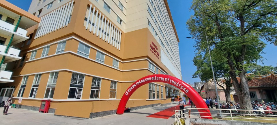 Khu điều trị kỹ thuật cao Bệnh viện Nguyễn Tr&atilde;i với quy m&ocirc; 300 giường bệnh.