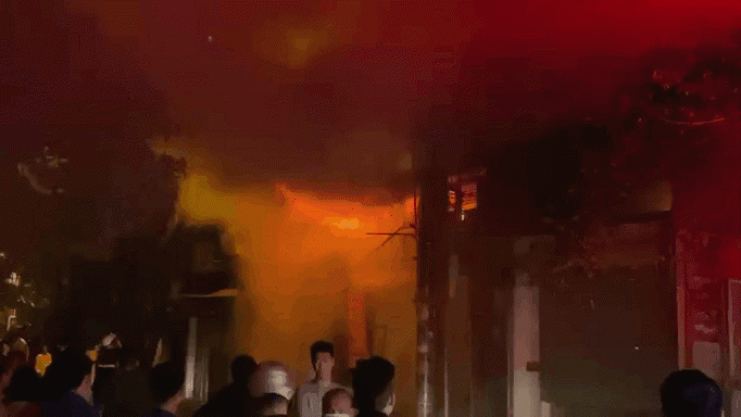 Cháy lớn tại cửa hàng tạp hóa ở Phú Lương, Hà Đông  - Ảnh 1