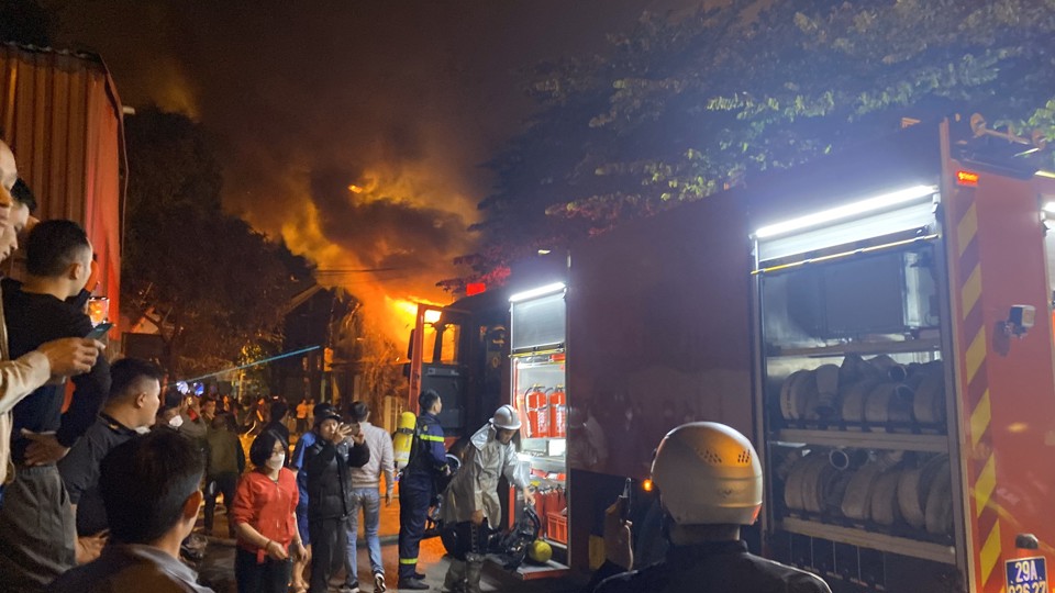 Cháy lớn tại cửa hàng tạp hóa ở Phú Lương, Hà Đông  - Ảnh 4