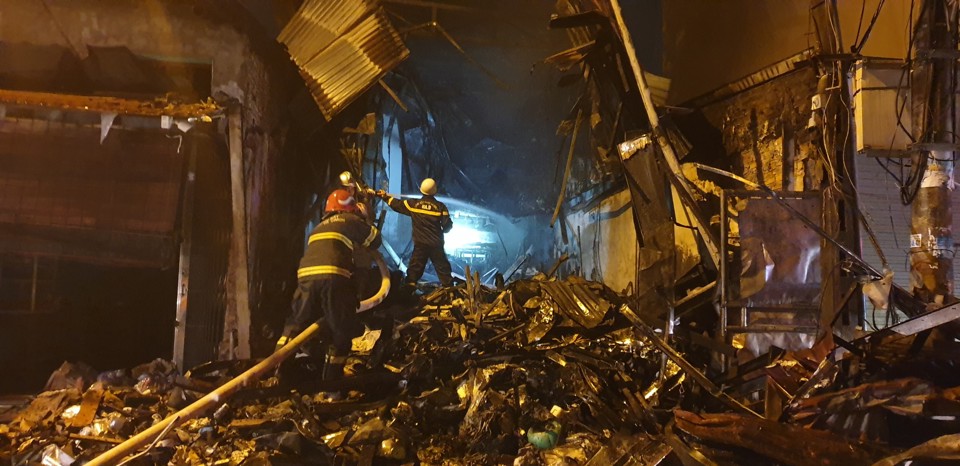 Cháy lớn tại cửa hàng tạp hóa ở Phú Lương, Hà Đông  - Ảnh 6
