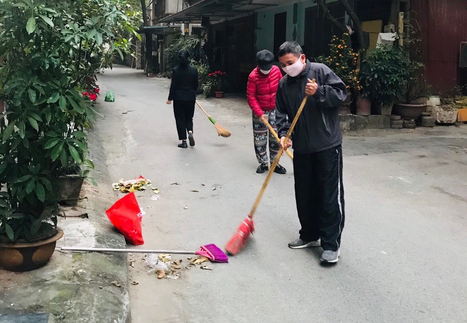 Nh&acirc;n d&acirc;n phường Nghĩa T&acirc;n tham gia dọn dẹp vệ sinh m&ocirc;i trường ng&agrave;y thứ 7