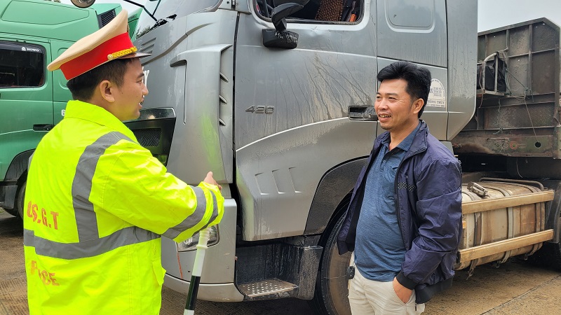 Xe tải đại náo nhiều tuyến đường ở Hà Tĩnh CSGT huyện bận tăng cường  làm thẻ căn cước