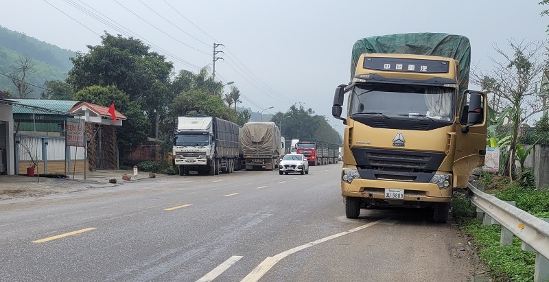 D&agrave;n xe tải dừng đỗ ngược chiều, tiềm ẩn nguy cơ xảy ra tai nạn giao th&ocirc;ng, nhất l&agrave; v&agrave;o đ&ecirc;m tối, sương m&ugrave; d&agrave;y đặc