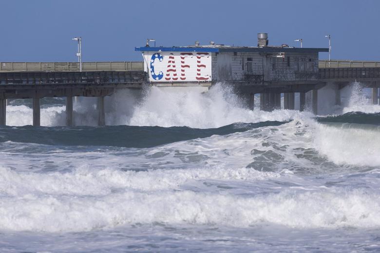 S&oacute;ng lớn ở khu phố Ocean Beach, TP San Diego, bang California ng&agrave;y 22/2. Ảnh: Reuters
