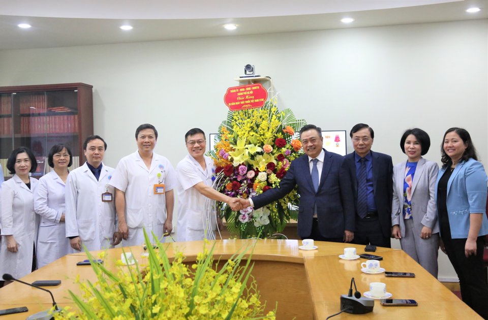 Chủ tịch UBND TP H&agrave; Nội Trần Sỹ Thanh đến thăm, ch&uacute;c mừng Bệnh viện Hữu nghị.