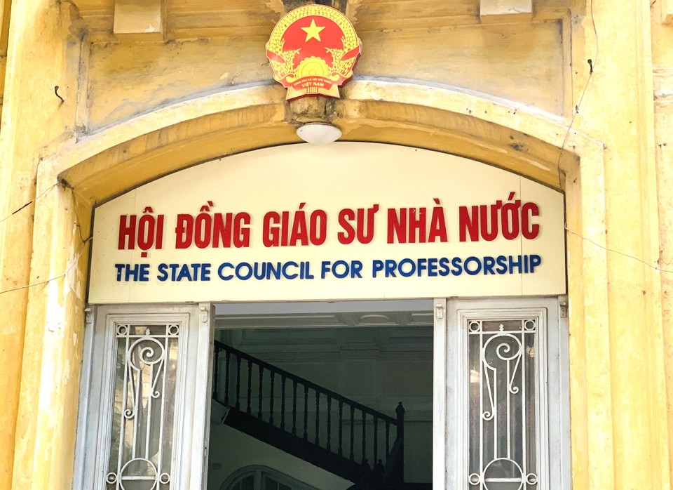 hội đồng giáo sư cơ sở gửi quyết định thành lập hội đồng, kết quả bầu chủ tịch, phó chủ tịch, thư ký hội đồng, danh sách ứng viên đăng ký và lịch xét của hội đồng về văn phòng Hội đồng Giáo sư nhà nước trước ngày 10/5/2023