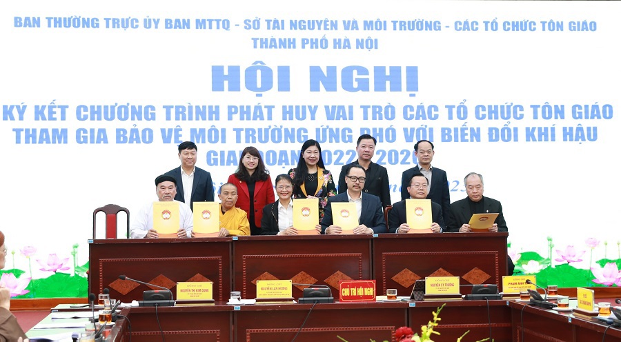 C&aacute;c đại biểu T.Ư v&agrave; TP H&agrave; Nội chứng kiến lễ k&yacute; kết giữa Ban Thường trực Ủy ban MTTQ Việt Nam TP, Sở TN&amp;MT v&agrave; c&aacute;c tổ chức t&ocirc;n gi&aacute;o tr&ecirc;n địa b&agrave;n TP về thực hiện Chương tr&igrave;nh phối hợp ph&aacute;t huy vai tr&ograve; c&aacute;c tổ chức t&ocirc;n gi&aacute;o tham gia BVMT v&agrave; ứng ph&oacute; với BĐKH giai đoạn 2022-2026