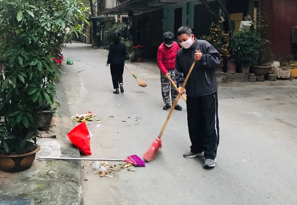 Nhân dân phường Nghĩa Tân tham gia dọn dẹp vệ sinh môi trường ngày thứ Bảy. Ảnh: Công Trình