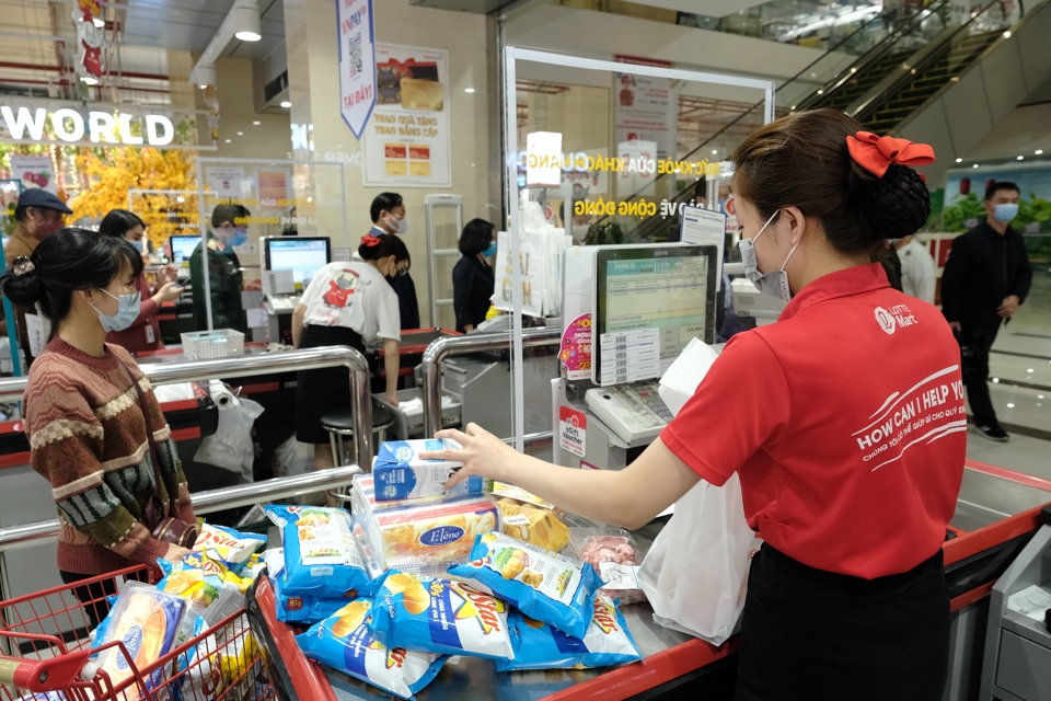 Thanh toán tiền hàng cho khách tại siêu thị Lotte Cầu Giấy. Ảnh: Công Hùng