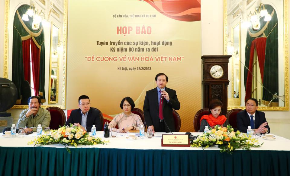 Thứ trưởng Bộ VHTT&DL Tạ Quang Đông phát biểu tại buổi họp báo. Ảnh: Lại Tấn