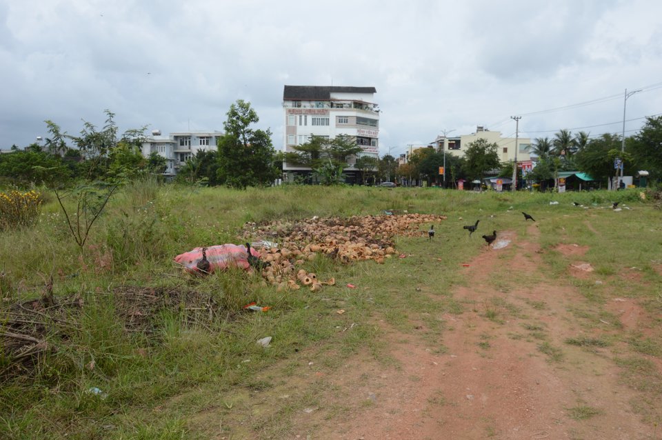 Khu&ocirc;n vi&ecirc;n dự &aacute;n trở th&agrave;nh nơi nu&ocirc;i thả gia s&uacute;c, gia cầm v&agrave; chứa r&aacute;c.