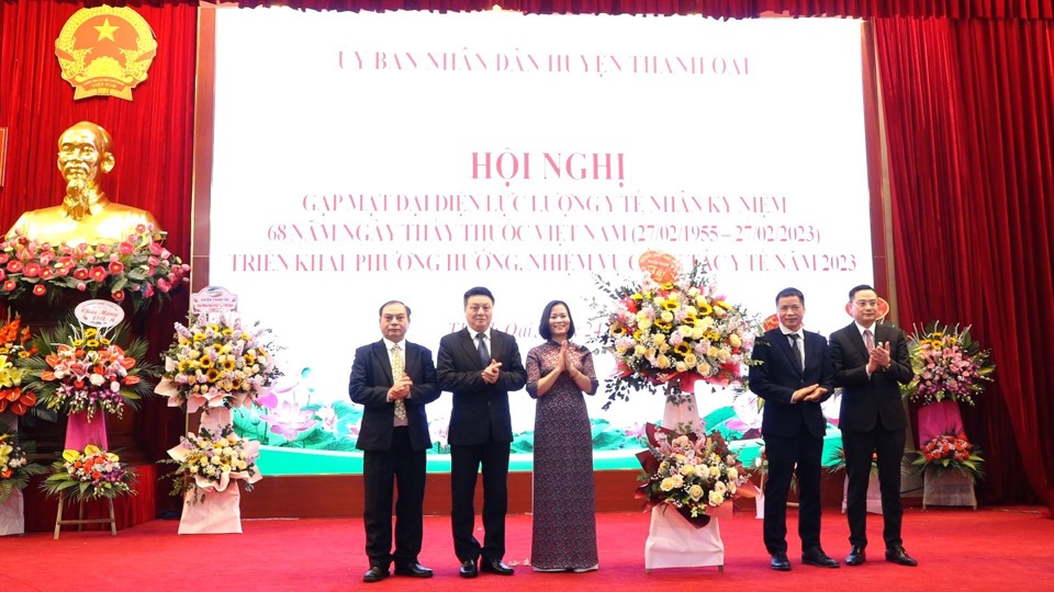 L&atilde;nh đạo huyện Thanh Oai tặng hoa ch&uacute;c mừng lực lượng y tế huyện.