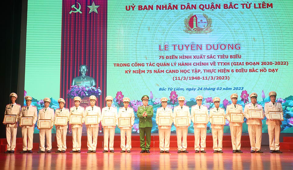 Thiếu tướng Nguyễn Quốc H&ugrave;ng trao thưởng cho c&aacute;c&nbsp;điển h&igrave;nh xuất sắc ti&ecirc;u biểu trong c&ocirc;ng t&aacute;c quản l&yacute; h&agrave;nh ch&iacute;nh về trật tự x&atilde; hội.