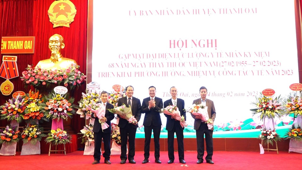 L&atilde;nh đạo huyện Thanh Oai tặng hoa tri &acirc;n nguy&ecirc;n c&aacute;n bộ y tế ti&ecirc;u biểu của huyện.