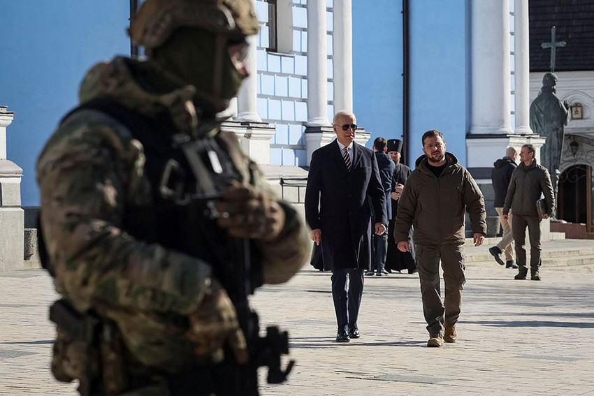 Tổng thống Biden gặp Tổng thống Zelensky trong bối cảnh Nga tấn c&ocirc;ng Ukraine, ở Kiev. Ảnh: Retuers