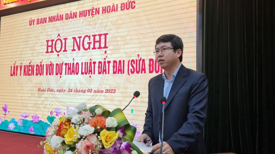Chủ tịch UBND huyện Ho&agrave;i Đức Nguyễn Ho&agrave;ng Trường ph&aacute;t biểu tại hội nghị