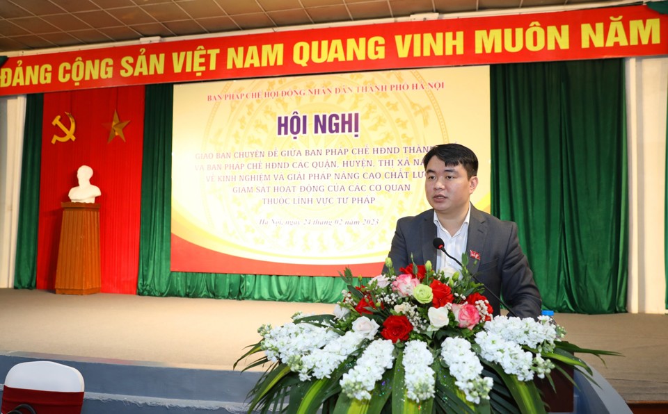 Trưởng Ban Ph&aacute;p chế HĐND TP H&agrave; Nội Duy Ho&agrave;ng Dương ph&aacute;t biểu tại Hội nghị