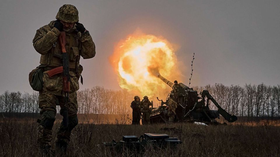 Binh sĩUkraine bắn hệ thống pháo Pion vào các vịtrí củaNga gần Bakhmut, vùngDonetsk,Ukraine,tháng 12/2022. Ảnh: AP