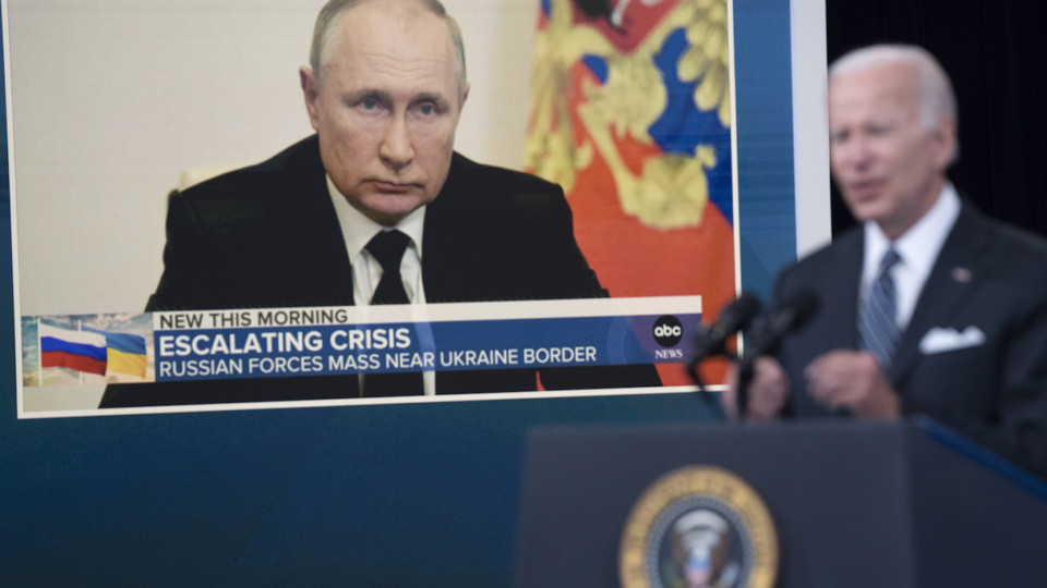 Hình ảnh Tổng thống Nga Vladimir Putin hiển thị trên một màn hình khi Tổng thống Mỹ Joe Biden có bài phát biểu tại Nhà Trắng vào ngày 22/6/2022. Ảnh: TAS