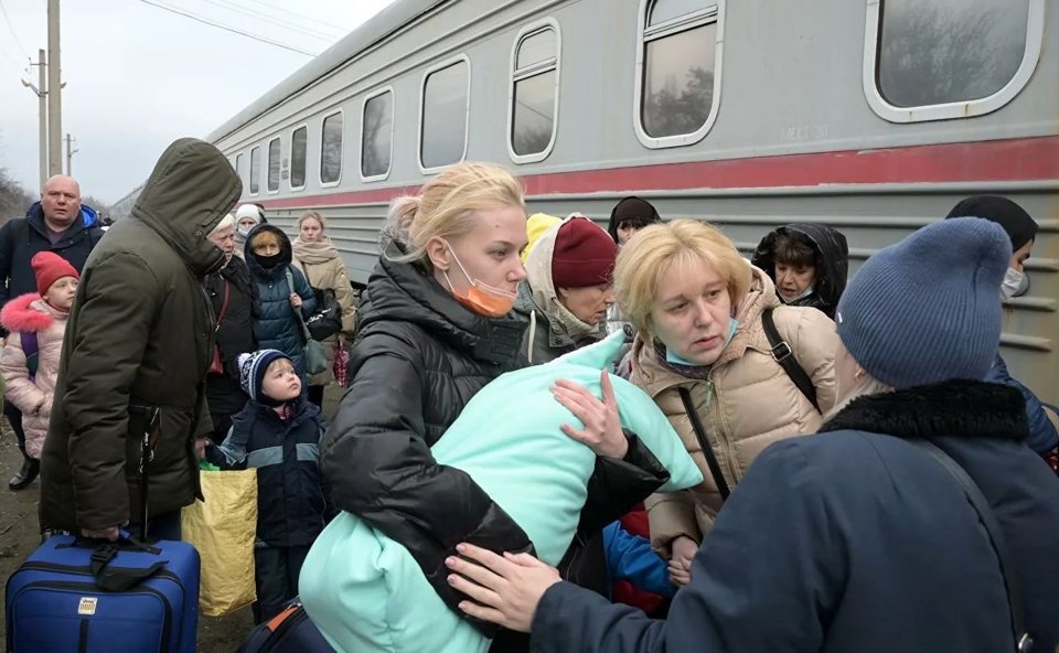 Người tị nạn từ Donbass sang Nga. Ảnh: RIA