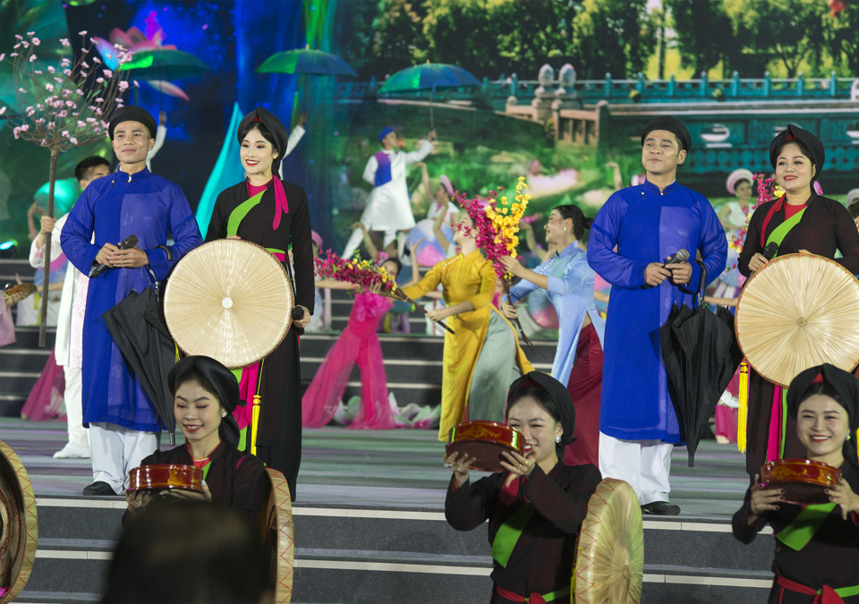 Lễ khai mạc Festival &ldquo;Về miền Quan họ 2023&rdquo; mở đầu bằng m&agrave;n khai từ &ldquo;Kh&aacute;ch đến chơi nh&agrave;&rdquo;.