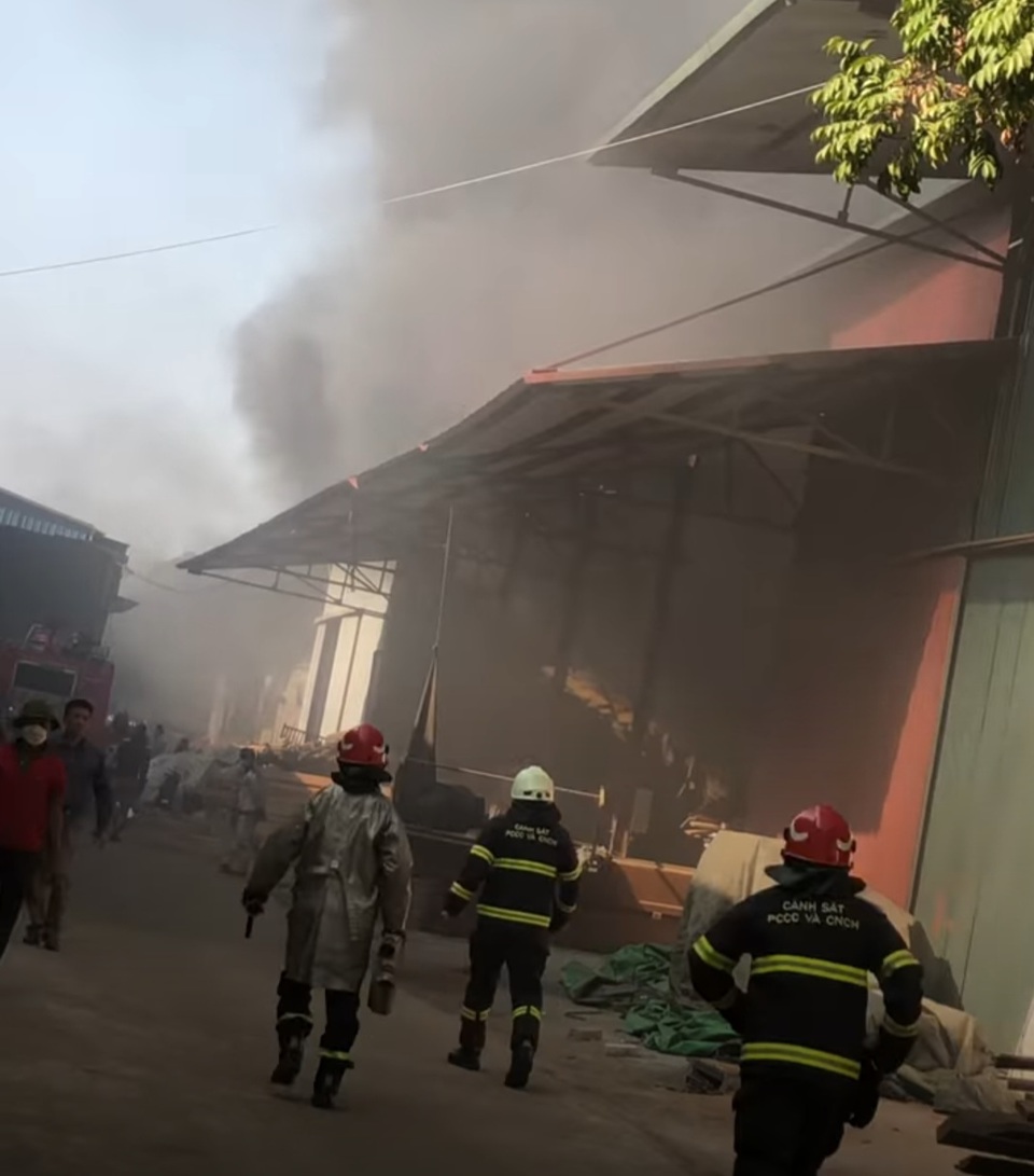 Hà Nội: Cháy nhà xưởng rộng 1.500m2 ở Cụm công nghiệp Thanh Oai - Ảnh 2