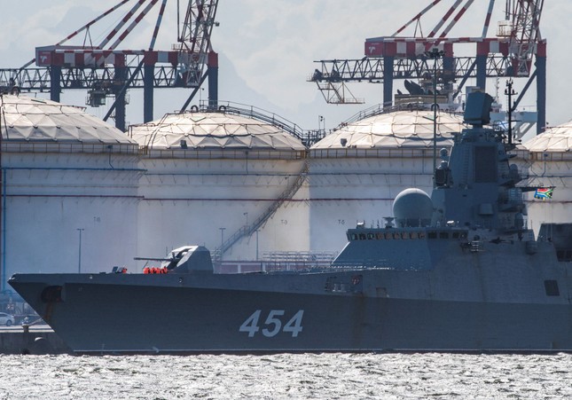T&agrave;u Đ&ocirc; đốc Gorshkov của Hải qu&acirc;n Nga tại cảng Cape Town của Nam Phi. Ảnh: Reuters