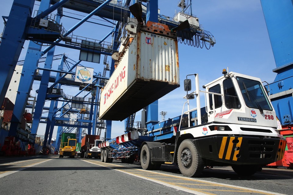 Vận chuyển container xuất nhập khẩu tại cảng Đình Vũ, TP Hải Phòng. Ảnh: An Đăng