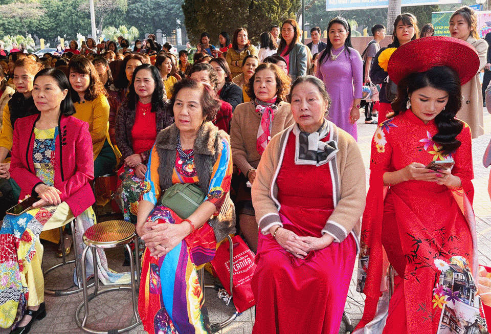 C&aacute;c mẹ, c&aacute;c chị mặc &aacute;o d&agrave;i trong buổi khai mạc Festival &Aacute;o d&agrave;i - Qu&ecirc; lụa xưa v&agrave; nay.