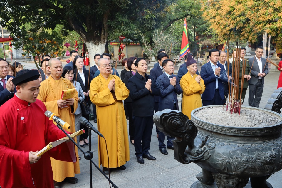 C&aacute;c đại biểu d&acirc;ng hương tại Khu di t&iacute;ch lịch sử quốc gia đặc biệt đền Hai B&agrave; Trưng