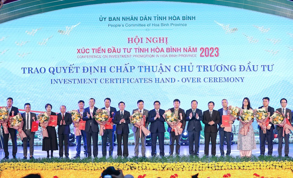 Thủ tướng chứng kiến tỉnh H&ograve;a B&igrave;nh trao quyết định chấp thuận chủ trương đầu tư cho c&aacute;c nh&agrave; đầu tư tại Hội nghị. Ảnh: VGP &nbsp;