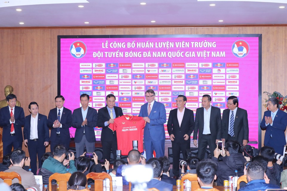 Ông Philippe Troussier chính thức ký hợp đồng HLV tuyển bóng đá quốc gia Việt Nam - Ảnh 5
