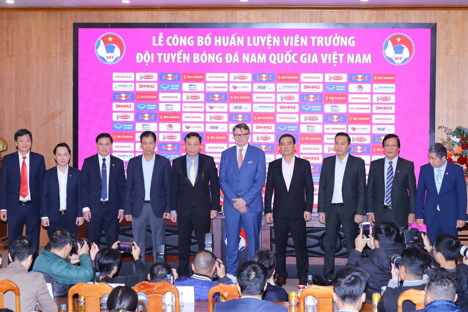 Ông Philippe Troussier chính thức ký hợp đồng HLV tuyển bóng đá quốc gia Việt Nam - Ảnh 1