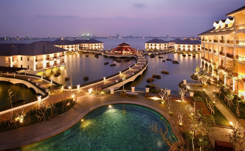 Kh&aacute;ch sạn InterContinental Hanoi Westlake được x&acirc;y dựng ho&agrave;n to&agrave;n tr&ecirc;n mặt nước Hồ T&acirc;y thanh b&igrave;nh v&agrave; được vận h&agrave;nh bởi tập đo&agrave;n quản l&yacute; kh&aacute;ch sạn h&agrave;ng đầu thế giới InterContinental Hotels Group (IHG).