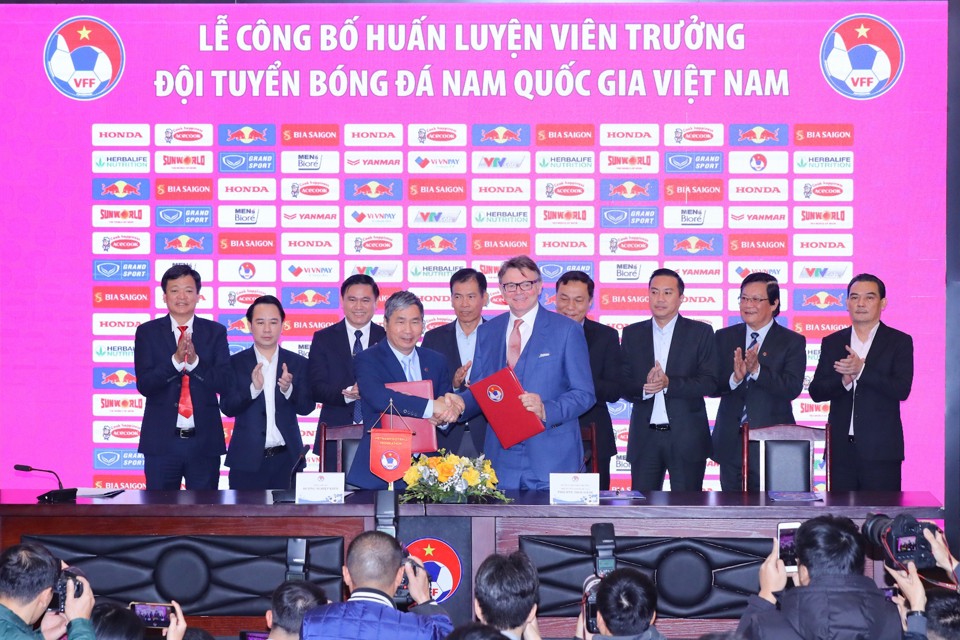 Ông Philippe Troussier chính thức ký hợp đồng HLV tuyển bóng đá quốc gia Việt Nam - Ảnh 4