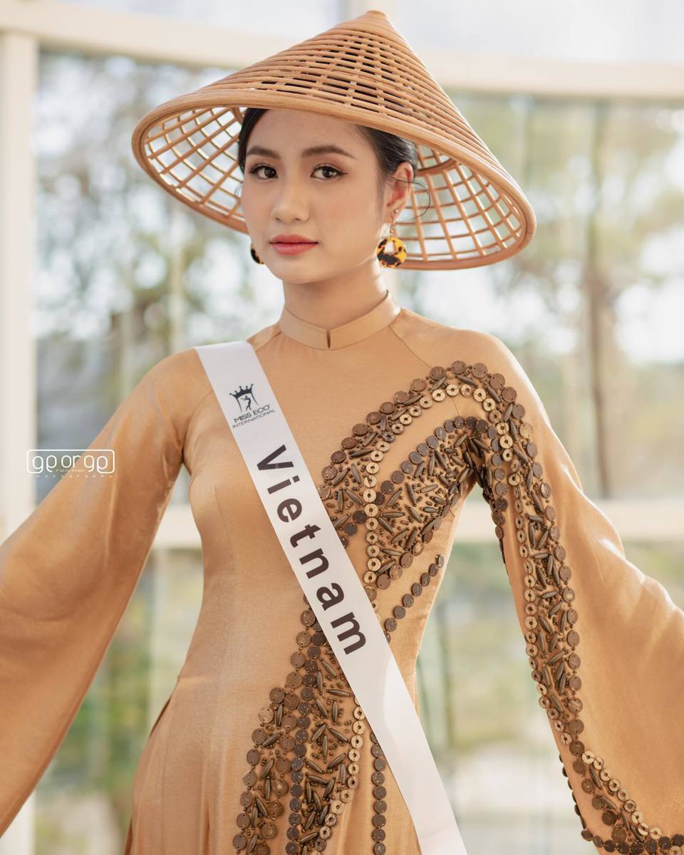 Thanh H&agrave; trong phần trang phục &aacute;o d&agrave;i để dự thi t&agrave;i năng tại Miss Eco International 2023.