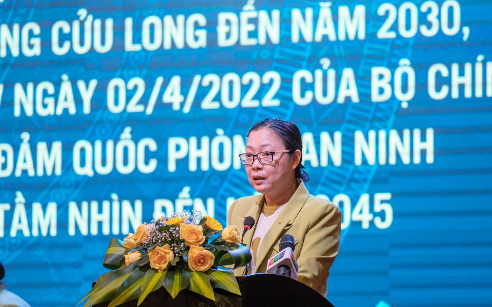B&agrave; Nguyễn Thị Quy&ecirc;n Thanh - Ph&oacute; Chủ tịch UBND tỉnh Vĩnh Long ph&aacute;t biểu tham luận tại hội nghị.