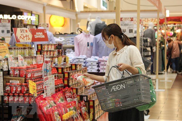 Người tiêu dùng Nhật Bản chọn mua càphê Việt Nam ở siêu thị AEON. Ảnh: Phạm Tuân