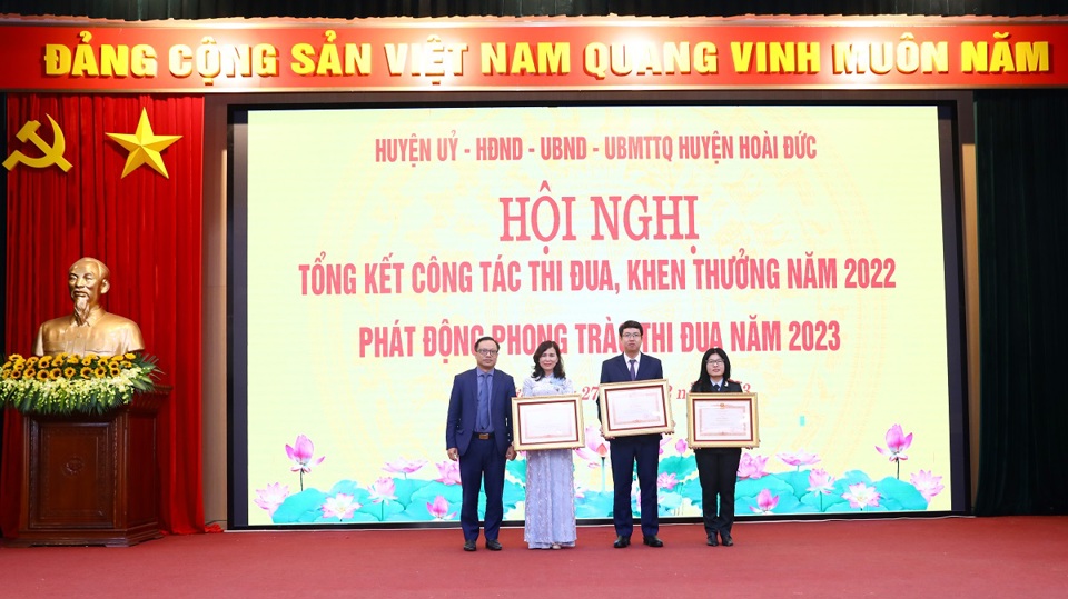 Chủ tịch UBND huyện Ho&agrave;i Đức Nguyễn Ho&agrave;ng Trường nhận bằng khen của Thủ tưởng Ch&iacute;nh phủ.
