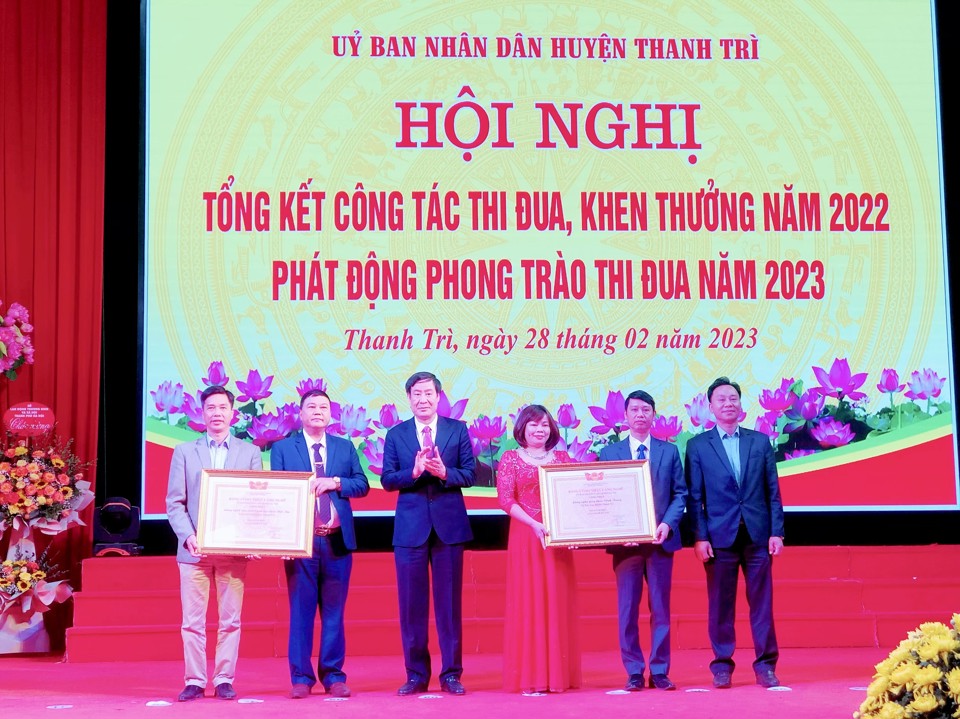 Trao Bằng c&ocirc;ng nhận "L&agrave;ng nghề H&agrave; Nội" cho 2 l&agrave;ng nghề ở huyện Thanh Tr&igrave;