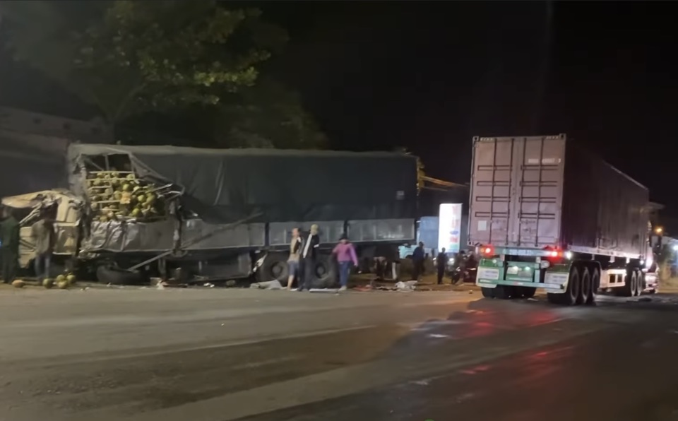 Xe khách va chạm với xe tải trên Quốc lộ 1 khiến 4 người thương vong - Ảnh 1