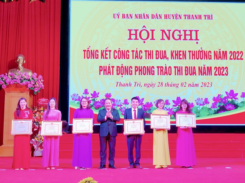 Chủ tịch UBND huyện Thanh Tr&igrave; Nguyễn Tiến Cường trao Bằng khen của UBND TP H&agrave; Nội cho 6 c&aacute; nh&acirc;n c&oacute; th&agrave;nh t&iacute;ch xuất sắc của huyện